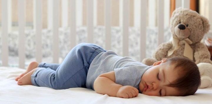 Das Baby Dreht Sich Im Schlaf Auf Den Bauch – Schwierig Für Die Eltern