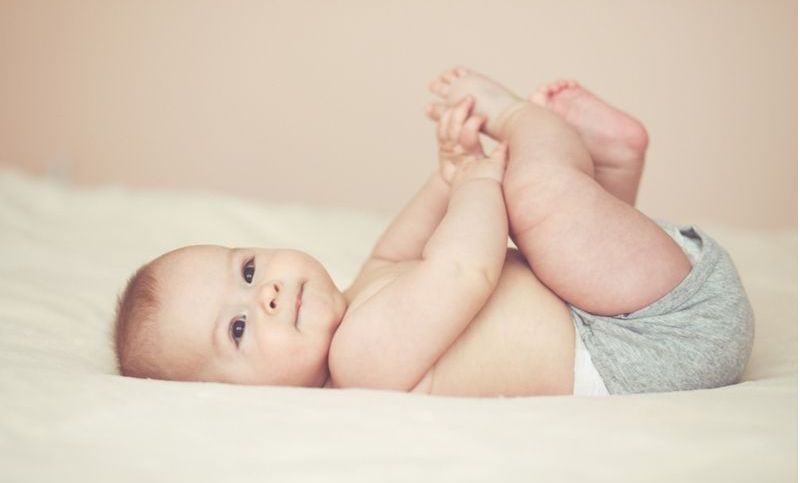 süßes 3 Monate Baby, das auf einer Decke liegt