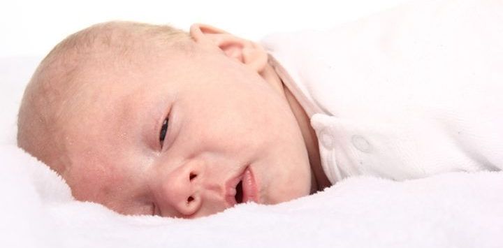Mein Baby schläft mit offenen Augen – ist das normal?