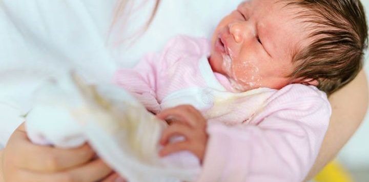 Baby Spuckt Geronnene Milch – Ursachen Und Behandlungen