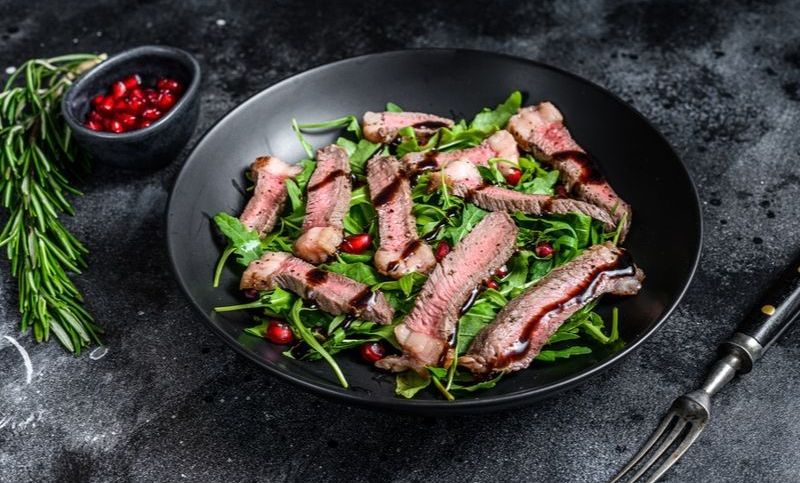 Gegrillter Beefsteak-Salat mit Rucola