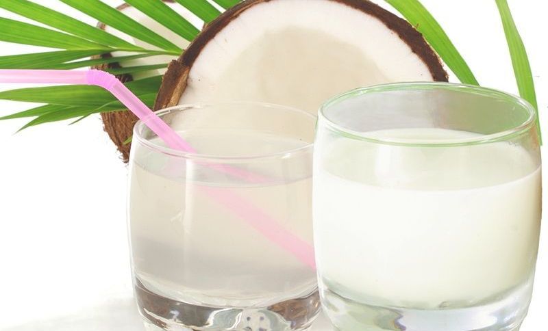 frisches Kokoswasser und Kokosmilch mit geschnittener Kokosnuss