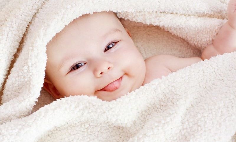 süßes Baby in Handtuch gewickelt