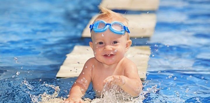 Babyschwimmen – Vorteile, Risiken Und Irrtümer Des Beliebten Trends