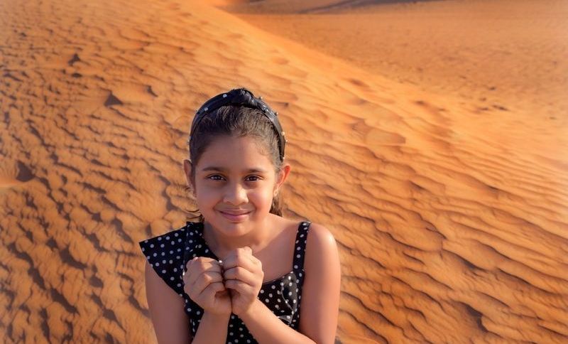 Mädchen genießt Urlaub in der Wüste