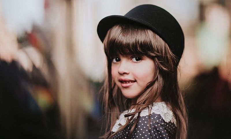 süßes kleines Mädchen mit schwarzem Hut