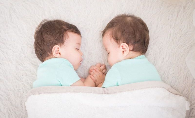 Baby Zwillinge schlafen mit Schnuller