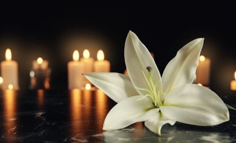 weiße Blume mit Kerzen auf dem Tisch